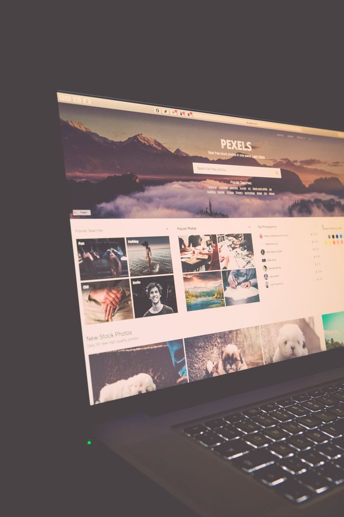 Écran d’ordinateur portable affichant le site Pexels, parfait pour trouver des photos de stock.